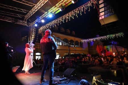 Temperamentna Tanja Žagar je razgrela kamniško publiko za najdaljšo noč v letu in silvestrovanje v centru Pravljičnega Kamnika (25)